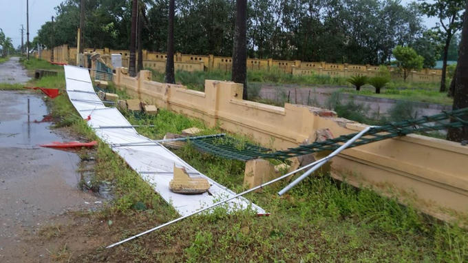 Tường rào huyện ủy Lộc Hà bị đổ.