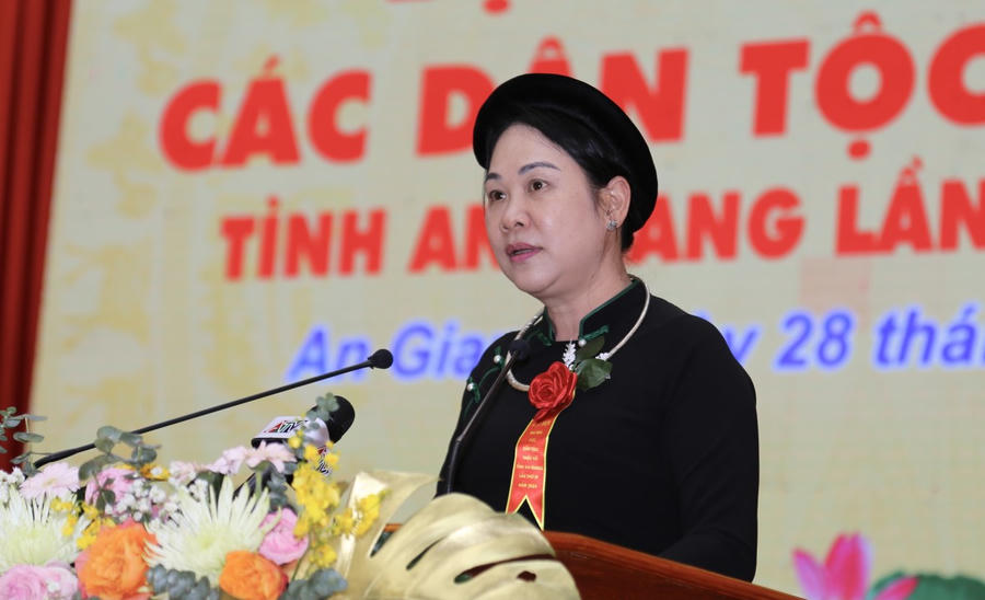 Thứ trưởng, Phó Chủ nhiệm Ủy Ban Dân tộc Nông Thị Hà phát biểu tại Đại hội.