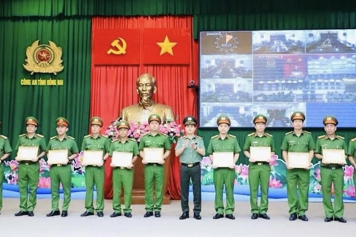 Giám đốc Công an tỉnh khen thưởng tập thể có thành tích xuất sắc trong đợt cao điểm tấn công trấn áp tội phạm bảo đảm an ninh trật tự Tết Nguyên đán Ất tỵ 2025.