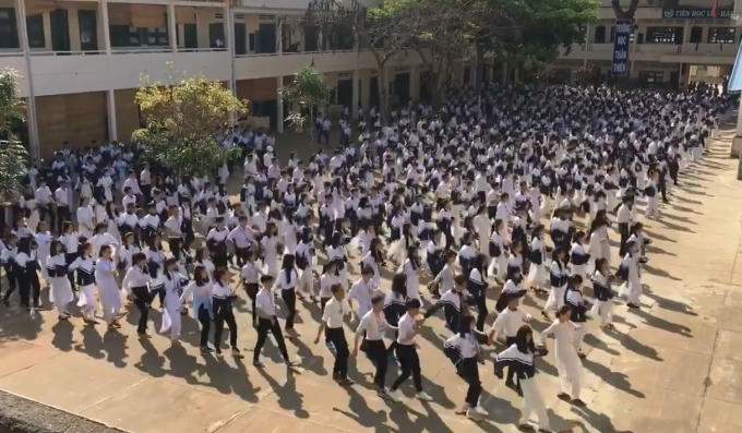 Học sinh xếp hàng cùng nhảy Flasmob trên nền nhạc ca khúc Bống bống bang bang.