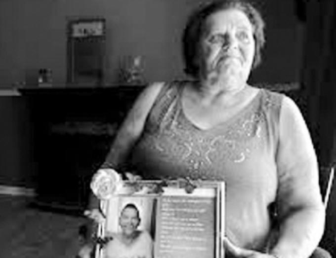 Bà LouJean McLendon bên di ảnh người bạn đã hiến thi thể.