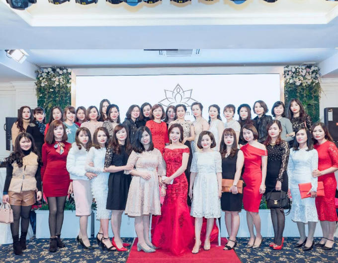Bà Vũ Thanh Thủy, Giám đốc công ty TNHH Đầu tư &amp; Thương Mại Thuỷ Vũ và các đại lý xuất sắc tại hội nghị khách hàng về thương hiệu mĩ phẩm Chamomile.