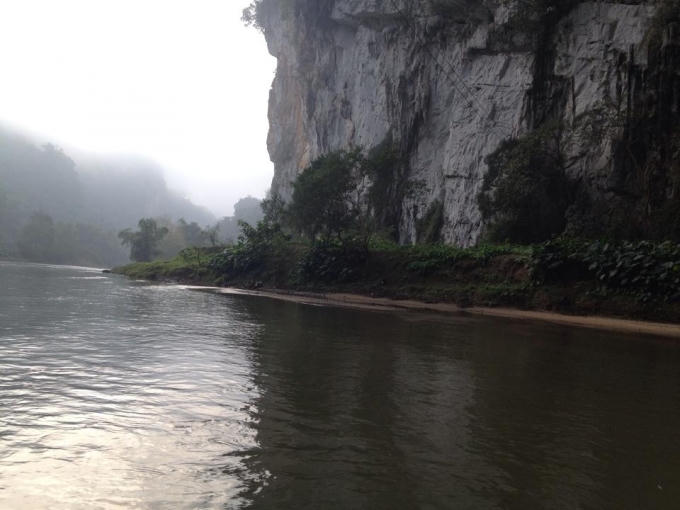 Trong khung cảnh rộng lớn đó, là nhiều dãy núi đá tạo nên điểm nhấn hấp dẫn của hồ.