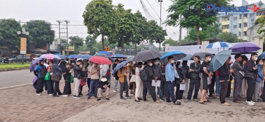 Người dân chen chân, xếp hàng chờ lấy số mua xuất Nhà ở Xã hội