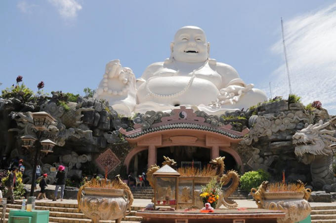 Tưởng Phật Di Lặc ngự trị sừng sững trên đỉnh núi Cấm.