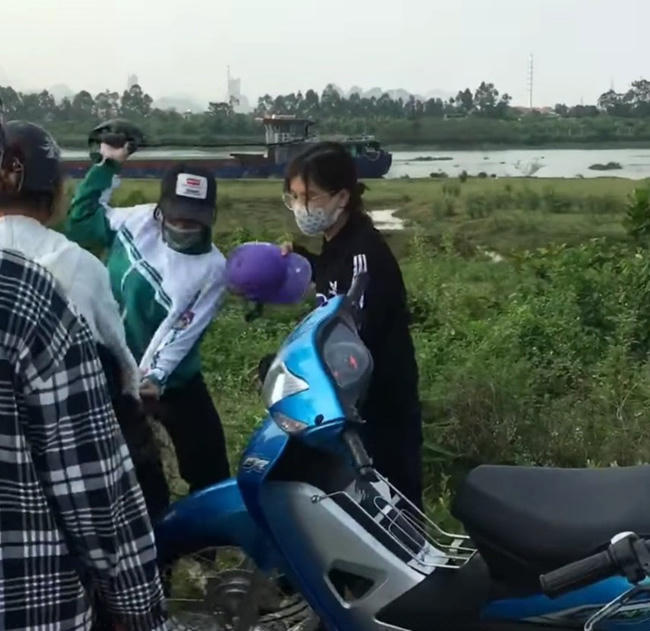 Những nữ sinh này dùng gậy sắt, mũ bảo hiểm...để đánh nhau. Ảnh: Cắt clip