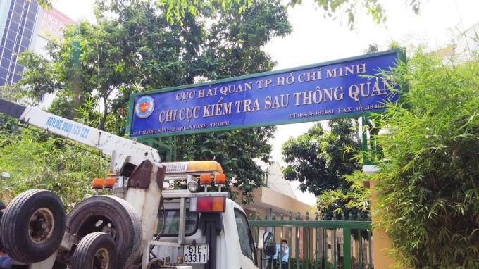 TP HCM: Nữ tài xế húc đổ rào thép, đè cụ ông chạy xe ôm