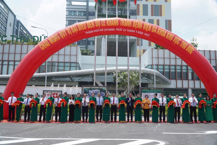 Các đại biểu cắt băng khánh thành.