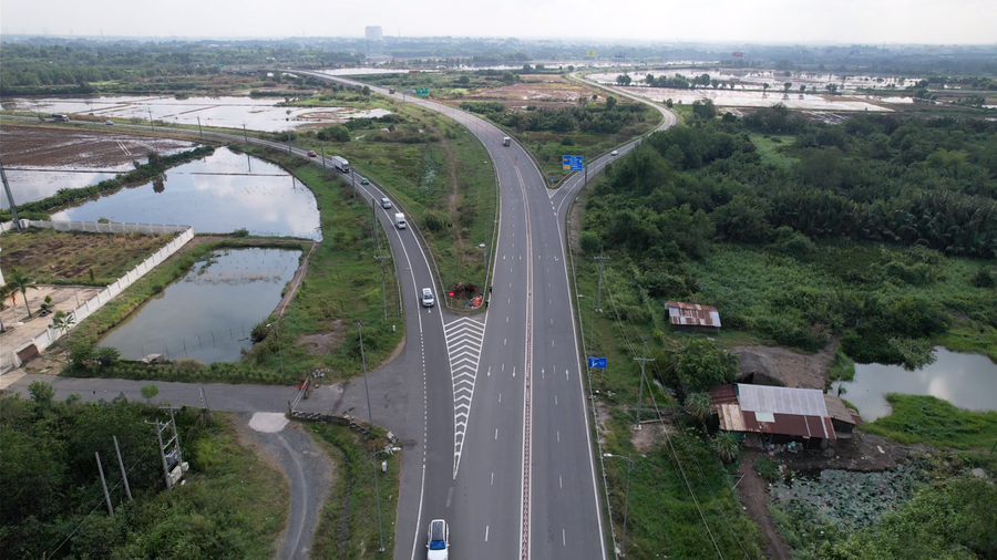 Một đoạn nút giao cao tốc về đường 319.