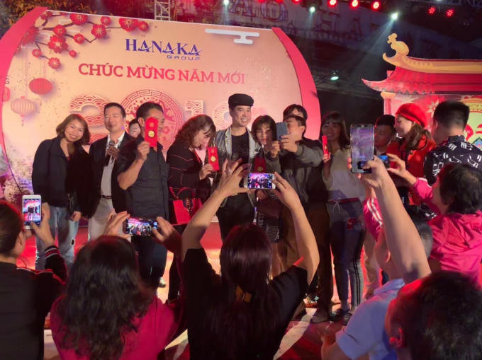 Danh ca Ngọc Sơn cưỡi thuyền rồng, hát Quan họ và tặng vàng cho khán giả Bắc Ninh