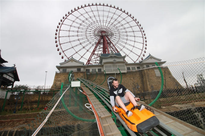 Còn nếu muốn “quẩy” hết mình thì làn trượt Samurai sẽ là lựa chọn số một. Cùng bạn bè thử thách lòng can đảm khi lướt trên độ cao 55m với vô số những đoạn lượn và khúc cua tuyệt đỉnh, còn gì tuyệt vời hơn.