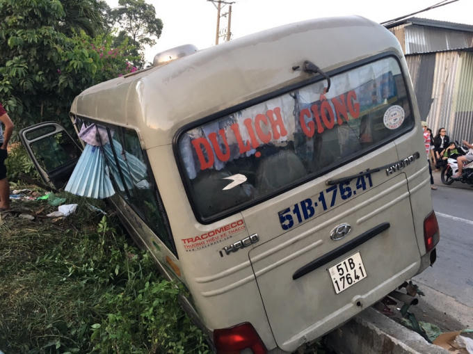 Sau va chạm liên hoàn hàng chục hành khách trên xe ô tô hoảng sợ