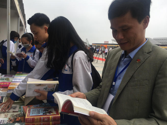 Bạn đọc yêu sách tại Ngày hội sách.