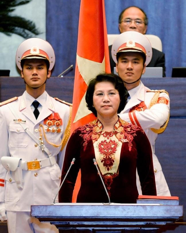 Tại lễ nhậm chức trước đó, hôm 31/3/2016 bà cũng mặc chiếc áo dài màu đỏ thẫm sang trọng. Ảnh: Zing.