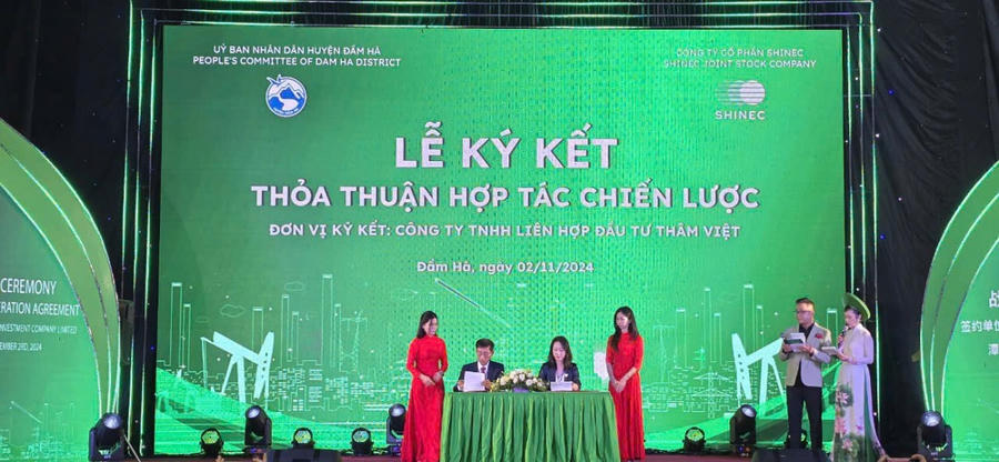 Lễ ký kết thoả thuận hợp tác chiến lược giữa Shinec và các đơn vị xúc tiến đầu tư tại hội nghị. (Ảnh: Nguyễn Quang).