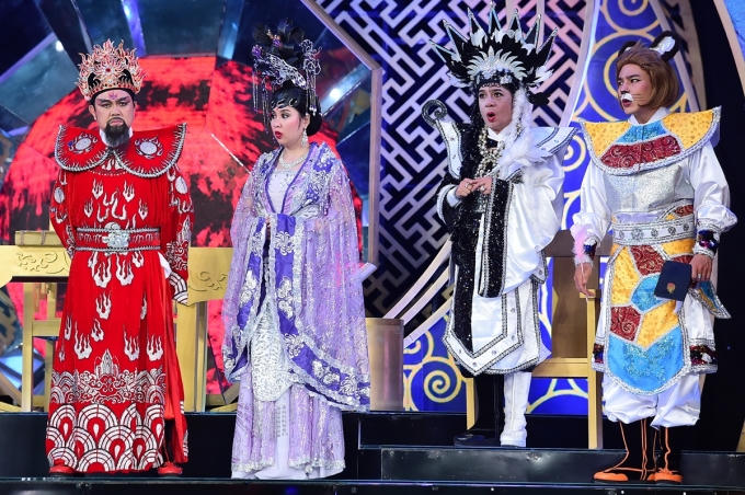 Những bộ trang phục truyền thống bắt mắt của Lê Khánh.