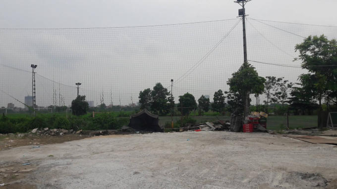 Sân bóng vẫn ngang nhiên tồn tại.