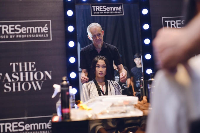 Người đẹp không quên trò chuyện cùng Micheal Barnes - nhà tạo mẫu tóc nổi tiếng từ Hollywood. (Photo: Nghĩa Ngô)