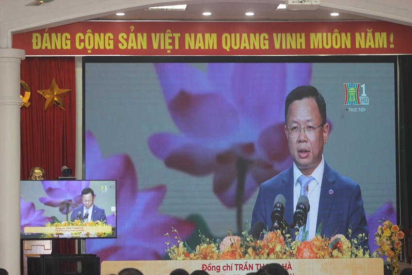 Một điểm cầu tại trụ sở UBND phường Nghĩa Đô với sự tham dự của các lãnh đạo, nguyên lãnh đạo của phường. Ảnh: Văn Đại