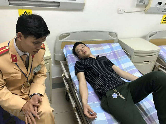 Đang lái xe di chuyển trên đường, một nam thanh niên bị co giật trên xe, may mắn được CSGT số 11 kịp thời giúp đỡ.