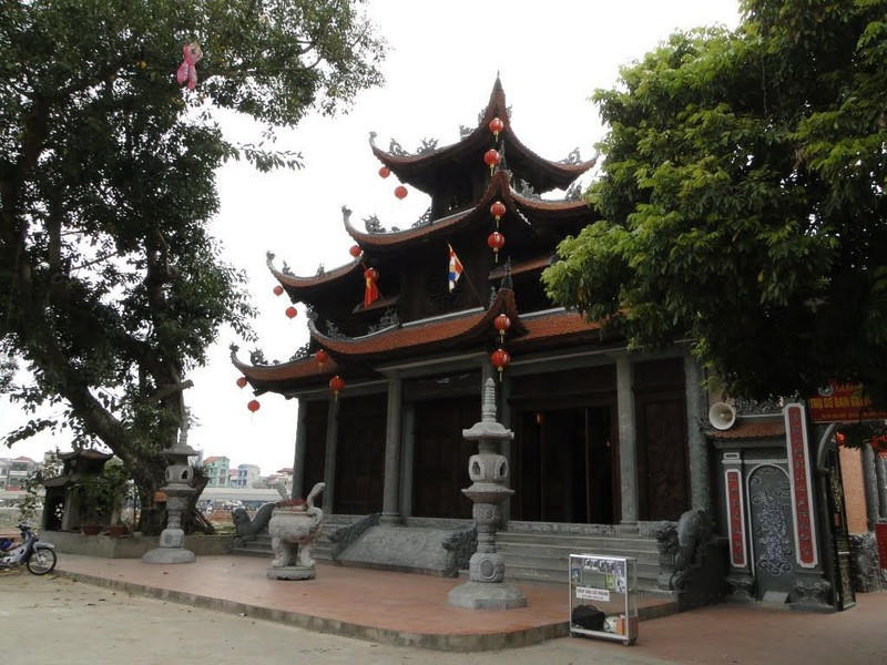 Tương truyền nơi đây từng chôn vùi cột đồng của giặc phương Bắc.  