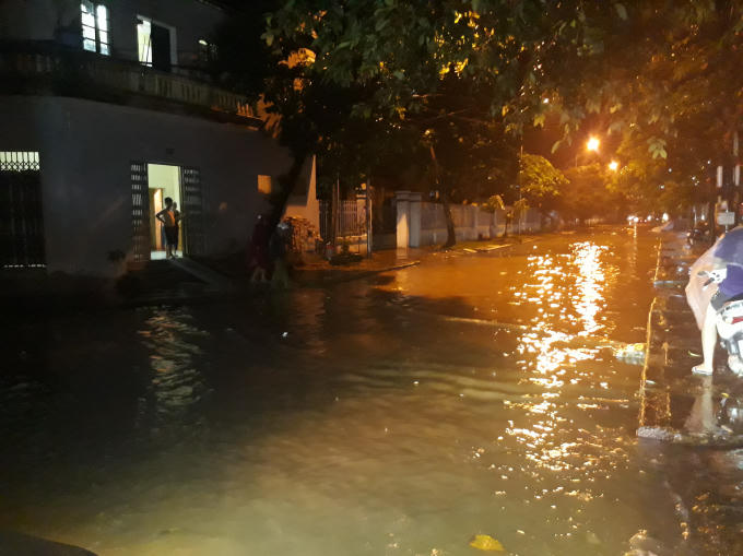 Đường Thanh Niên, thành phố Yên Bái đã có nhiều điểm ngập sâu trong nước.