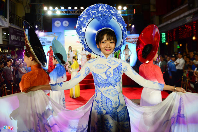 Các tiết mục trình diễn áo dài, biểu diễn võ thuật, ảo thuật... được các nghệ sĩ biểu diễn phục vụ du khách tham quan.