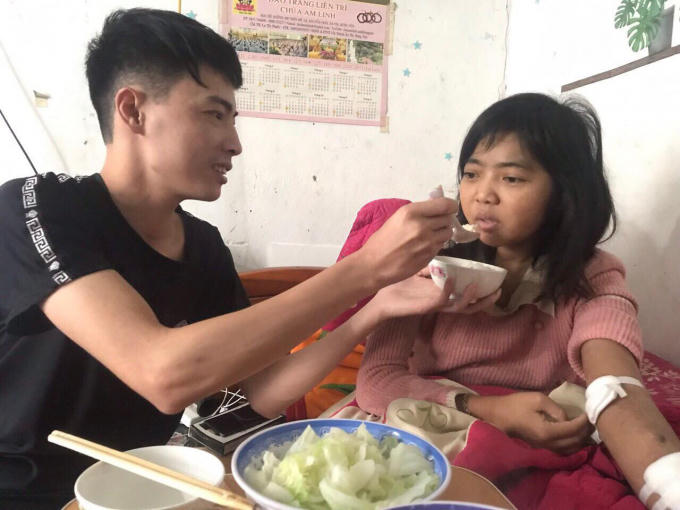 Dù đều ốm đau nhưng anh Toàn vẫn luôn chăm sóc vợ từ những hành động nhỏ nhất