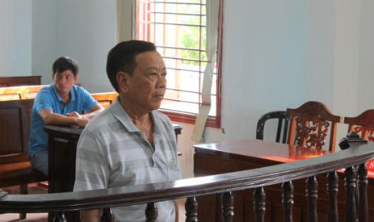 Bị cáo Nhã đứng trước vành móng ngựa.