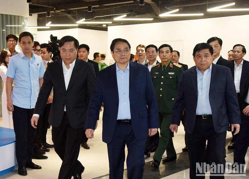 Thủ tướng Phạm Minh Chính thăm, làm việc tại Trung tâm Đổi mới sáng tạo Quốc gia (NIC).