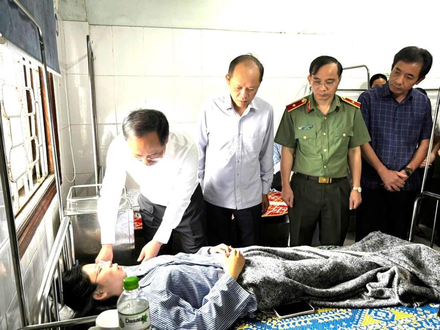 Các đồng chí lãnh đạo tỉnh Hà Tĩnh thăm hỏi, động viên các nạn nhân trong vụ tai nạn. (Ảnh: CTTĐT tỉnh Hà Tĩnh)