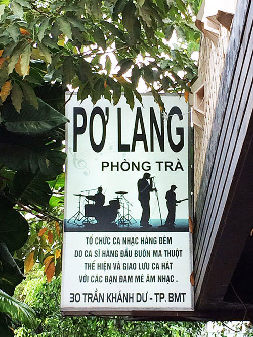 Quán cà phê nhưng treo bảng phòng trà và biểu diễn ca nhạc không phép.