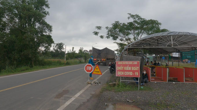 Đáng ngạc nhiên là, trong khi phóng viên có đầy đủ các loại giấy tờ tác nghiệp theo quy định vẫn không được Chủ tịch UBND huyện Đức Linh cho vào địa bàn để tác nghiệp thì, hàng chục xe ben siêu trọng vẫn ngang nhiên thông chốt kiểm soát dịch Covid – 19 của địa phương này.