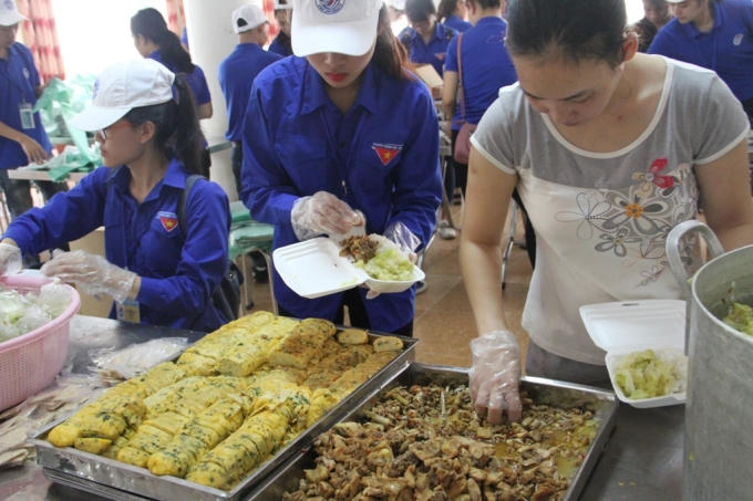 Từ sáng sớm, các tình nguyện viên đã nấu cơm, sẵn sàng phục vụ sĩ tử trong ngày thi đầu tiên.