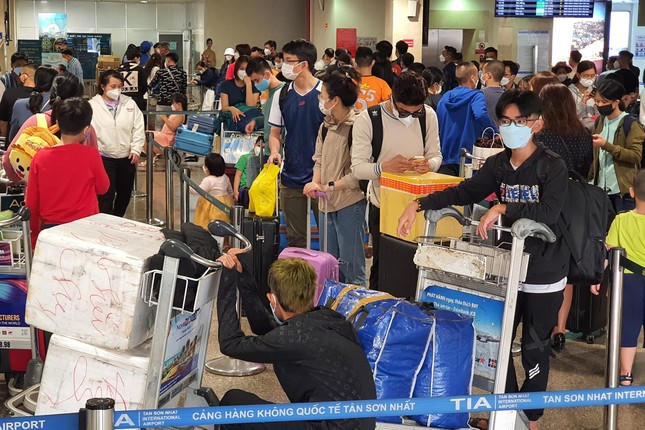 24 tháng Chạp, biển người chen chân về quê ăn Tết ở sân bay Tân Sơn Nhất ảnh 2