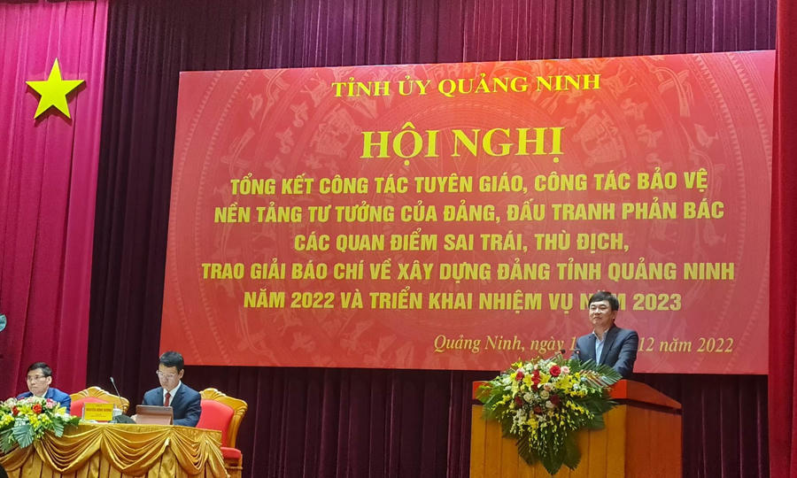Đồng chí Ngô Hoàng Ngân, Phó Bí thư Thường trực Tỉnh ủy, Trưởng Đoàn ĐBQH tỉnh phát biểu tại Hội nghị.