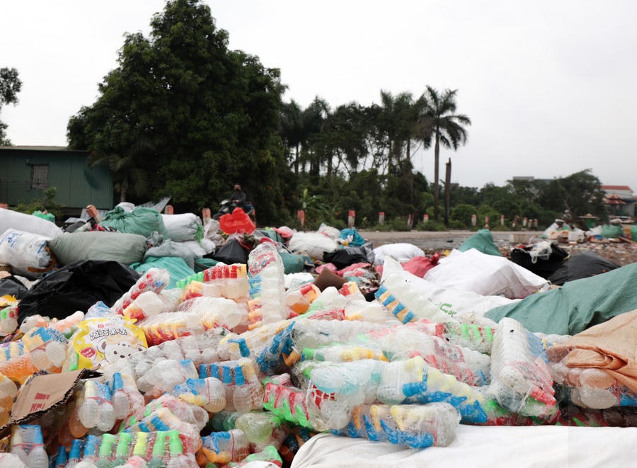Hàng đống đồ ăn trẻ em bị vứt tại bãi rác La Phù.
