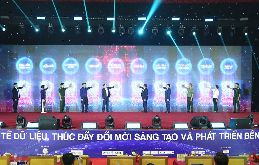 Lãnh đạo tỉnh và các đại biểu thực hiện nghi thức ra mắt Nền tảng Trợ lý ảo tỉnh Hưng Yên.