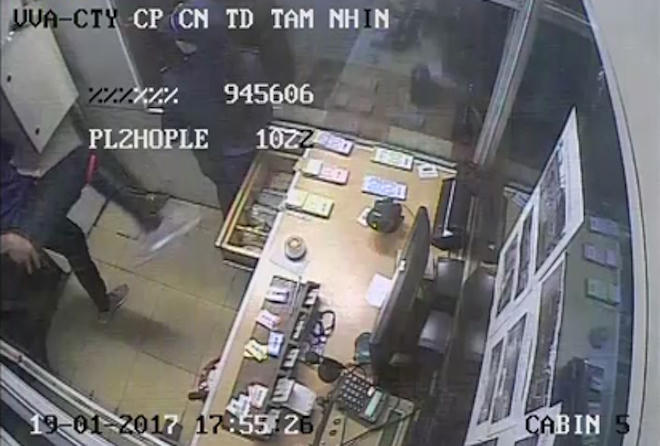 Hình ảnh người đàn ông bất ngờ lao vào tấn công nữ nhân viên trạm thu phí được camera ghi lại.