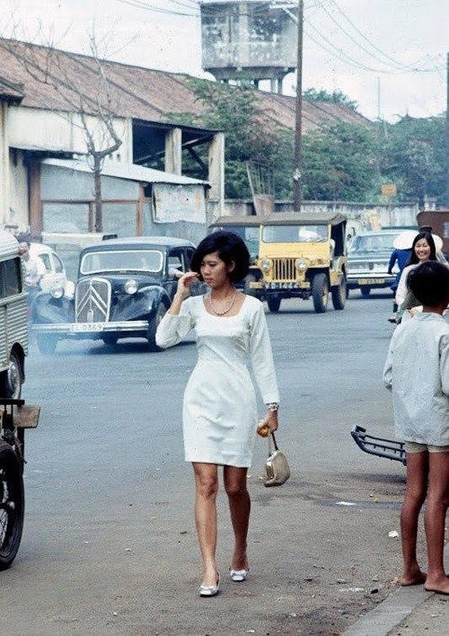 Chiếc váy cổ vuông, giày búp bê, túi xách hay mốt tóc ngắn không phải giờ mới có.
