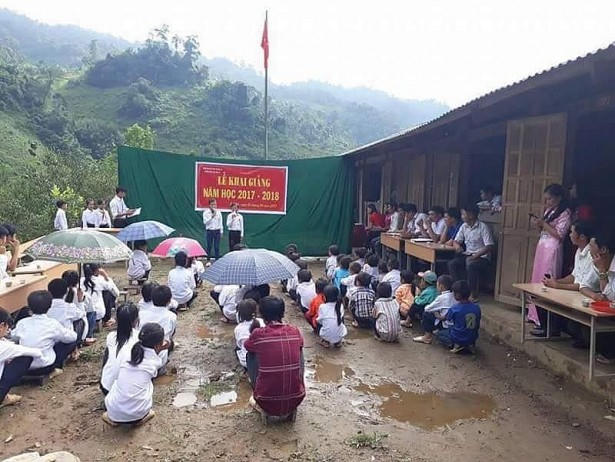 Hình ảnh học sinh ngồi xổm ngày khai giảng gây "bão mạng"