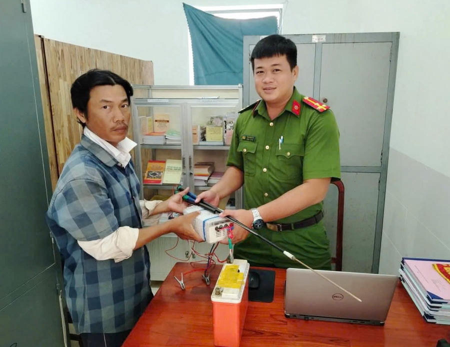 Người dân tự nguyện giao nộp công cụ kích điện tại Công an phường Vĩnh Trạch.
