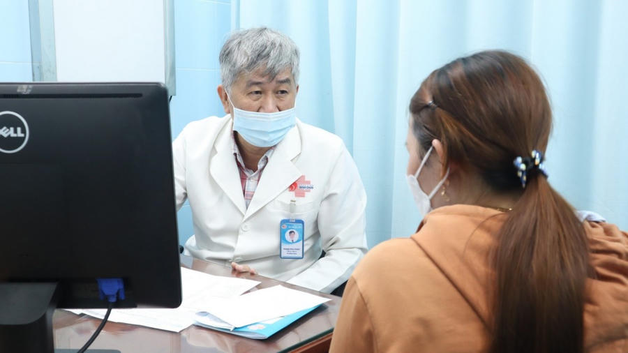 TS.BS. Phạm Phú Phát tư vấn cho người bệnh tại phòng khám.