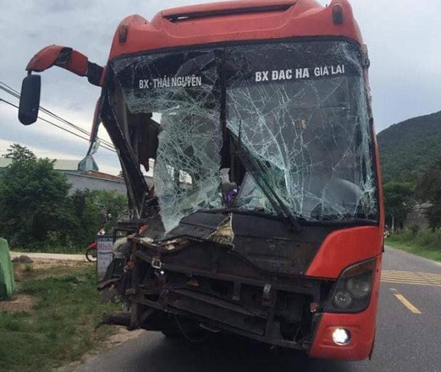 Chi ếc xe khách hư hỏng nặng sau pha va chạm liên hoàn. Ảnh: CAQN.