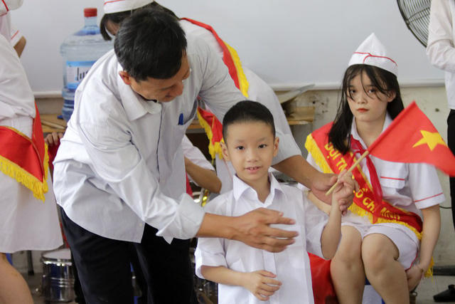 Cử chỉ ân cần của một phụ huynh với con trai khi cháu vẫn còn bỡ ngỡ. Trải qua nhiều thế hệ các nhà giáo, Trường PTCS Xã Đàn từ một cơ sở nuôi dạy trẻ khiếm thính với 5 thầy cô cùng 30 em học sinh, giờ đây đã là một ngôi trường hòa nhập có hiệu quả ở Hà Nội và là một địa chỉ tin cậy của các bậc phụ huynh.