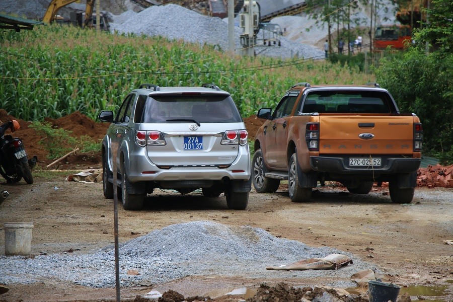 Phương tiện của đoàn công tác ngành tài nguyên môi trường đến kiểm tra tại mỏ đá Búng Lao.