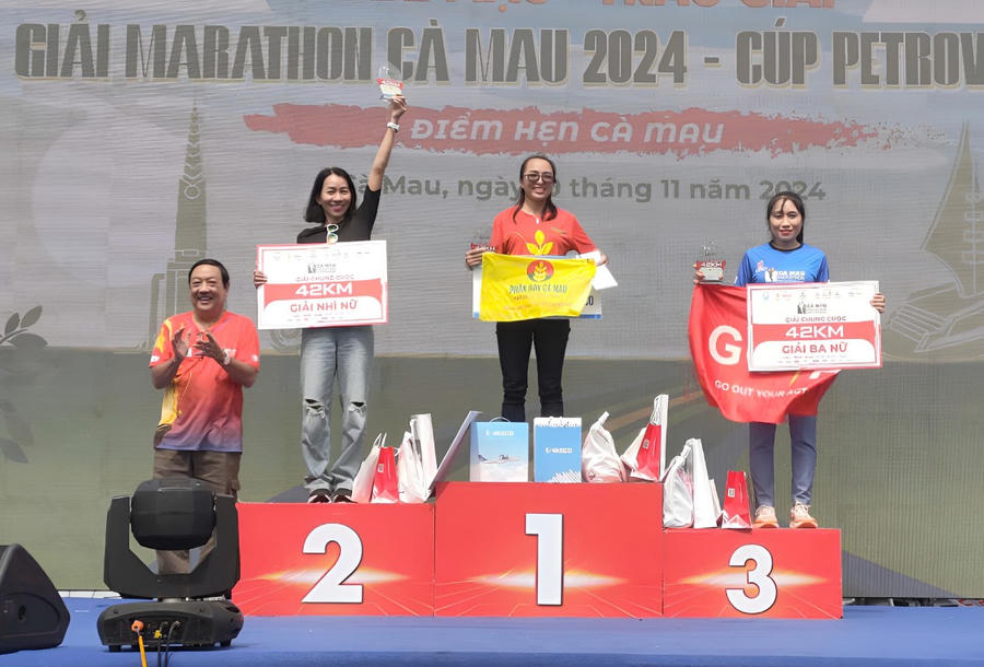 Ban tổ chức Giải Marathon, trao giải Nhất, Nhì, Ba cho VĐV nữ ở cự ly 42km.