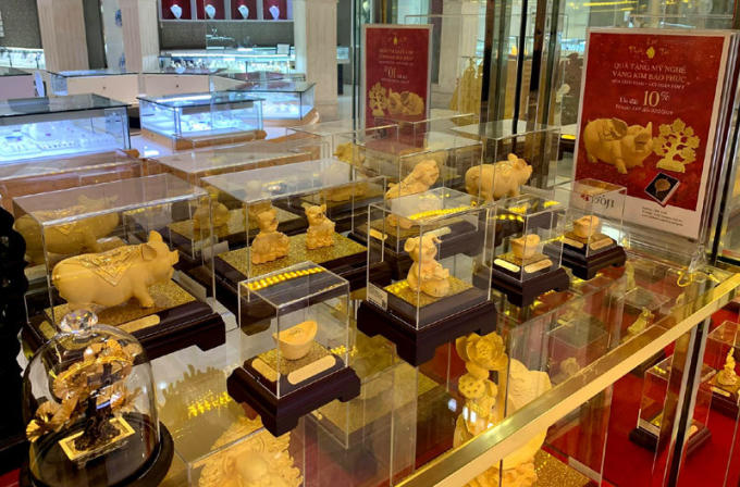 Quà tặng mỹ nghệ vàng có giá từ vài triệu đến vài chục triệu đồng đang hút khách dịp cận Tết Nguyên đán.
