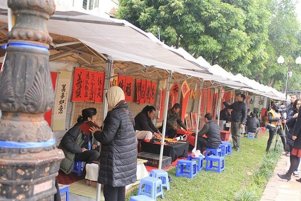 Rất nhiều người tham dự khai mạc Hội chữ Xuân Bính Thân và đến xin chữ các ông đồ. (Ảnh: Như Trường)