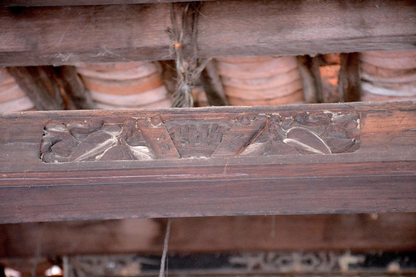 Ông Dương Tấn Hòa cho biết, ngôi nhà gỗ này do ông Trần Hữu Nhâm (cha vợ ông Dương Văn Hổ) xây dựng từ năm 1911 đến năm 1914 hoàn thành.